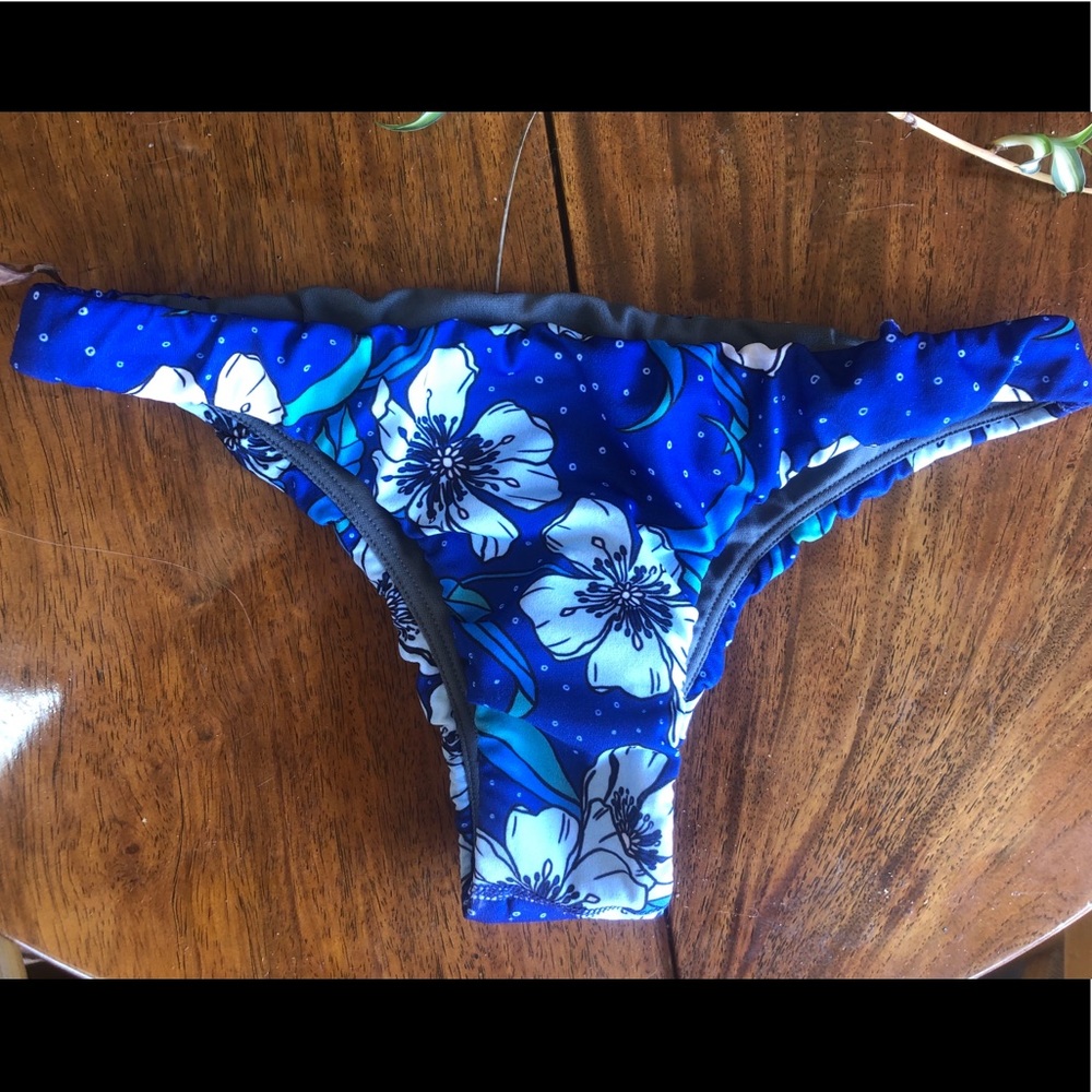 Blue floral printed Hermosa bottoms💧